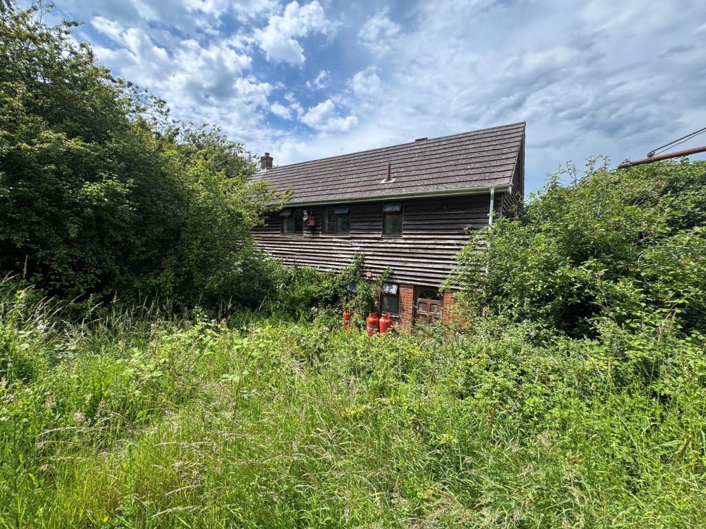 Lot: 147 - DETACHED TWO STOREY DWELLING IN ALMOST ONE ACRE WITH POTENTIAL - Rear elevation